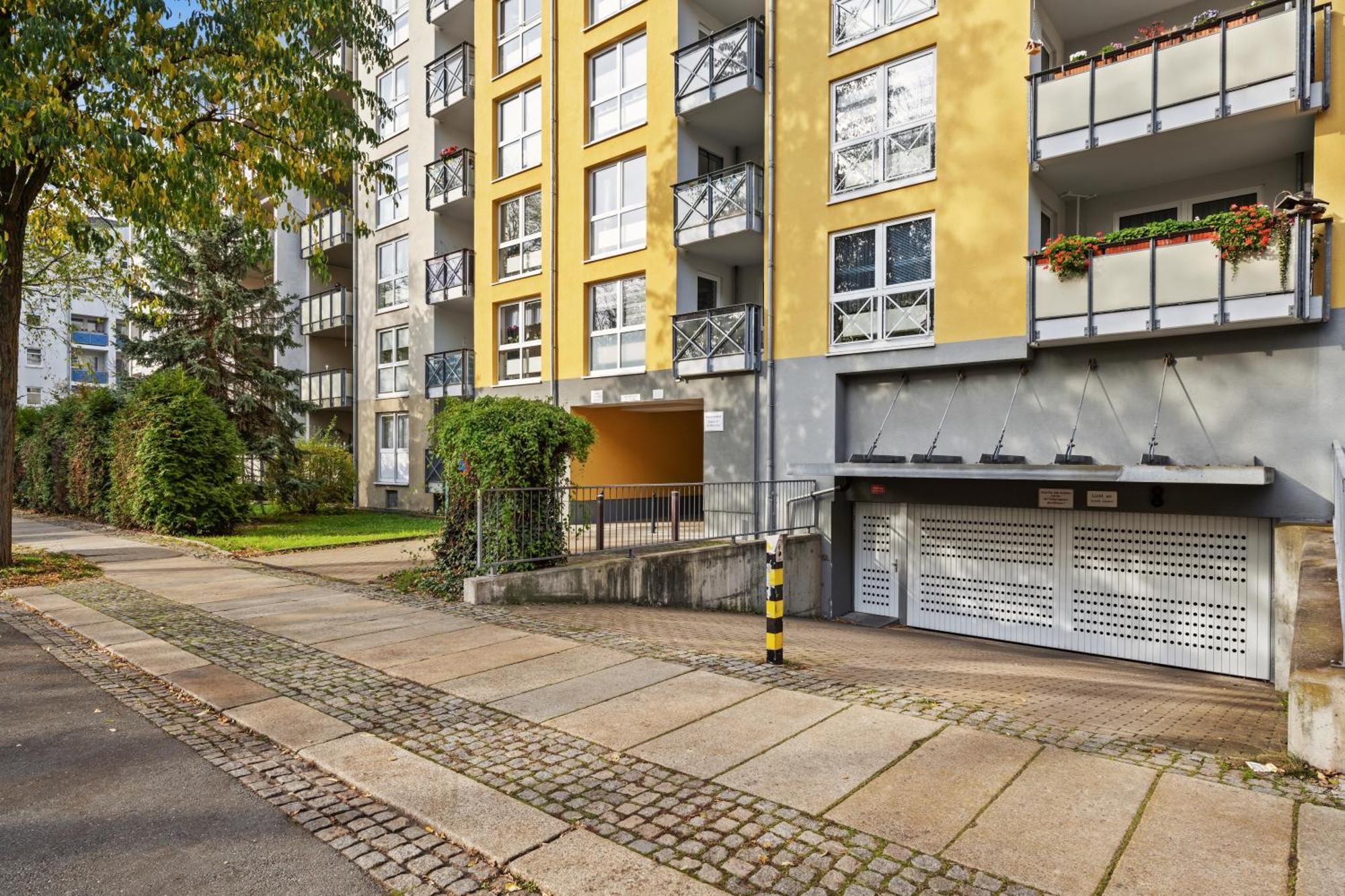 Edler Wohnraum Elegantes Mit Balkon, Boxspringbett, Kaffeevollautomat, Lift & Parkplatz * Chemnitz