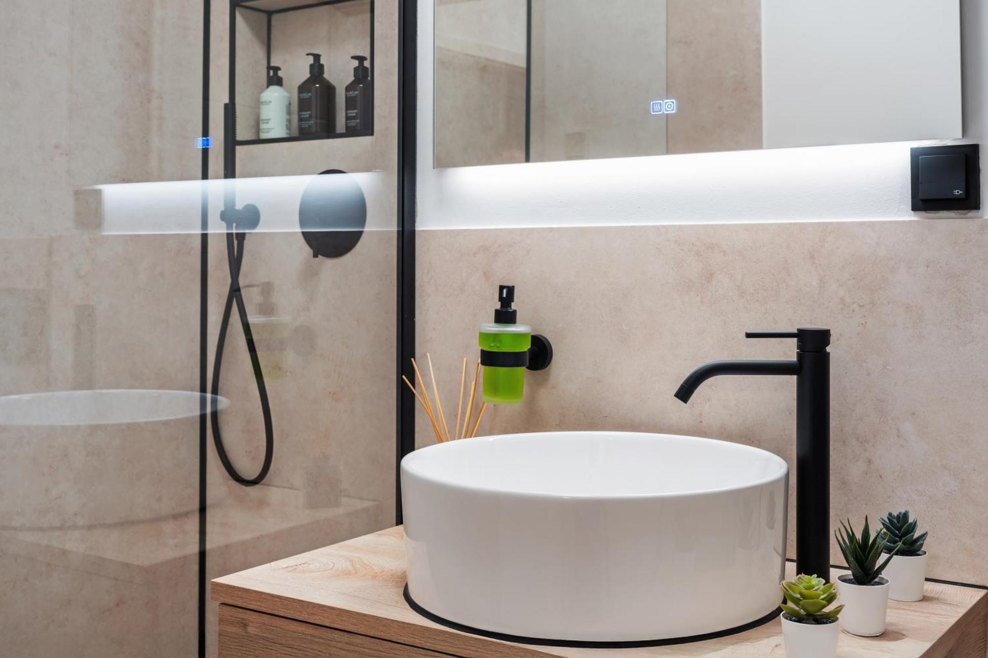 Edler Wohnraum Elegantes Mit Balkon, Boxspringbett, Kaffeevollautomat, Lift & Parkplatz