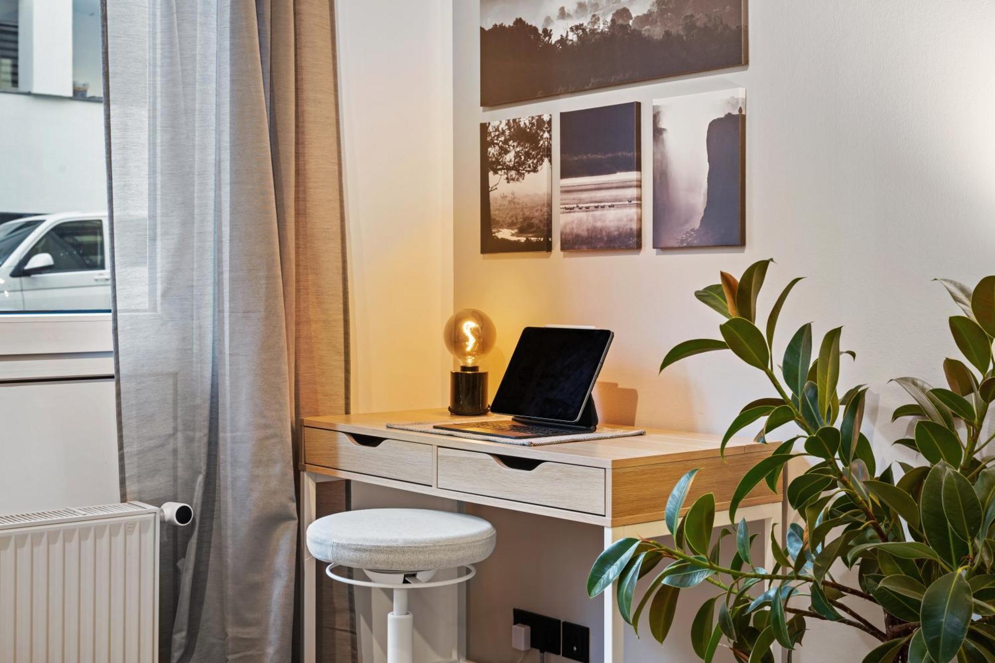 Edler Wohnraum Elegantes Mit Balkon, Boxspringbett, Kaffeevollautomat, Lift & Parkplatz * Chemnitz