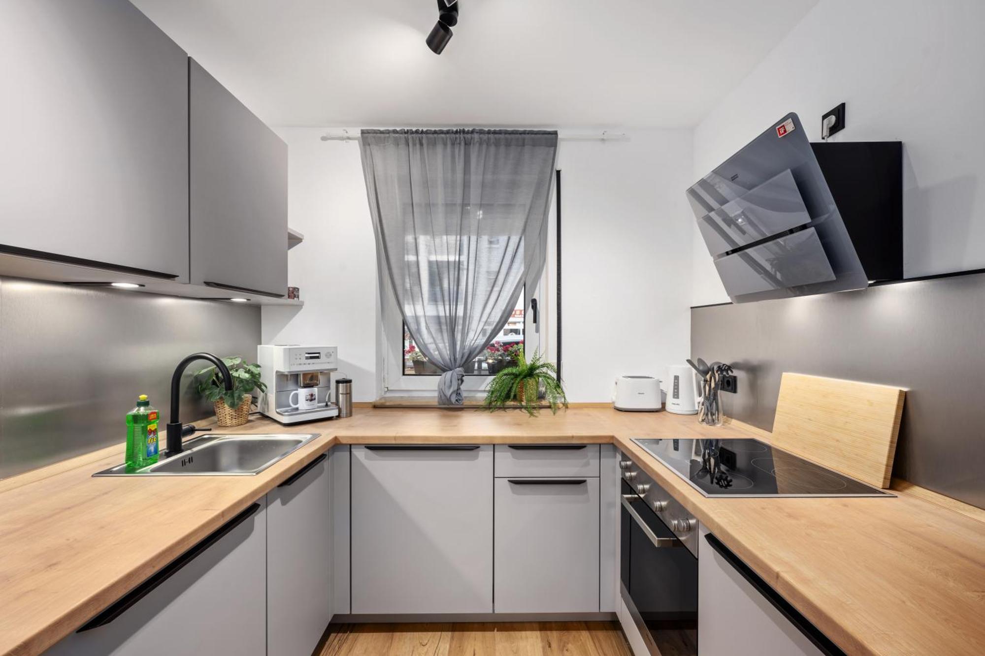 Edler Wohnraum Elegantes Mit Balkon, Boxspringbett, Kaffeevollautomat, Lift & Parkplatz Apartment *